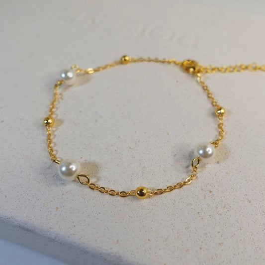 Glimmering pearl bracelet